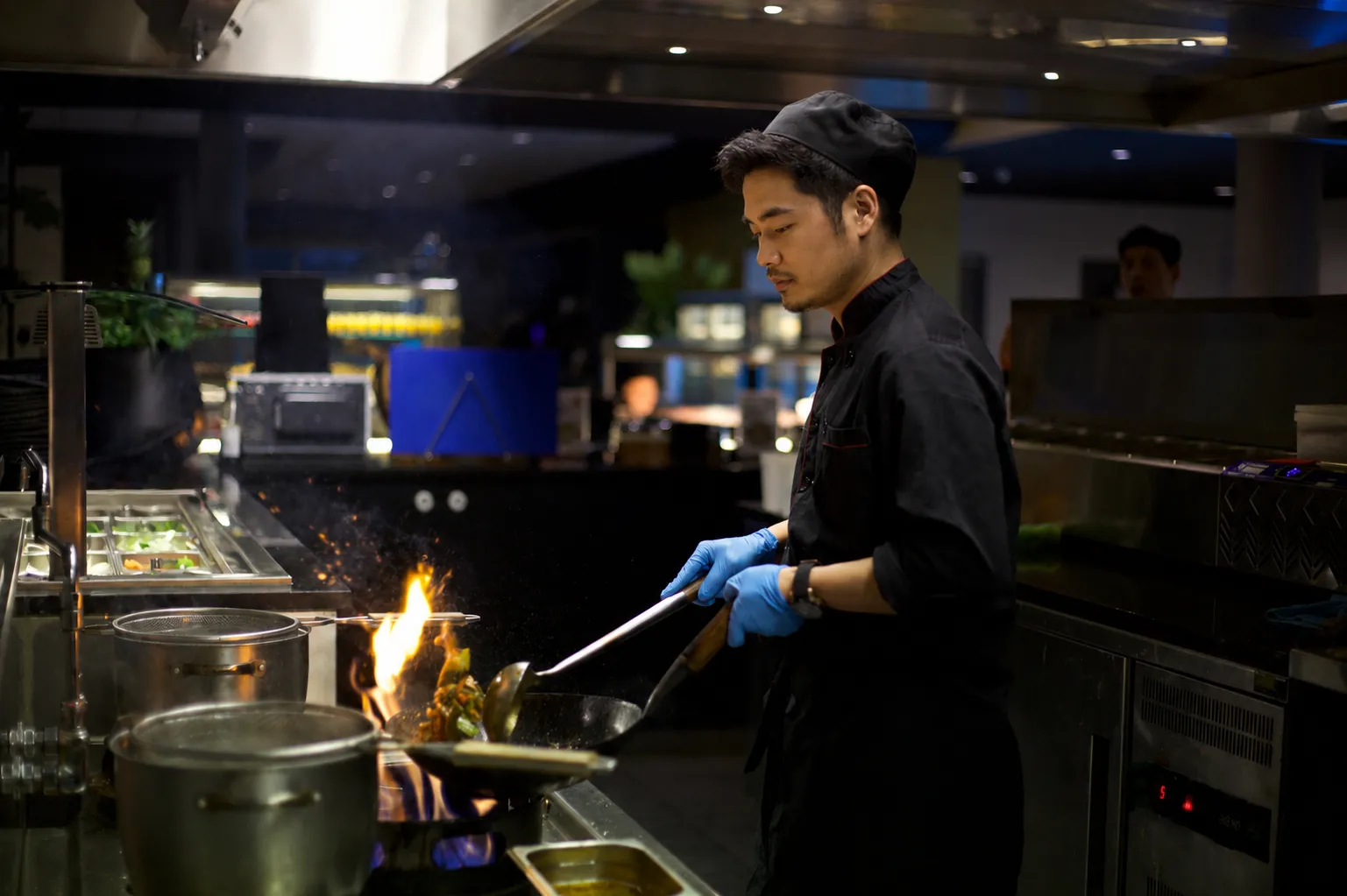 Chef bereidt gerecht live aan de wok met open vlam